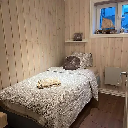 Tjodalyng - Ved Viksfjord - Sokkelleilighet Λάρβικ